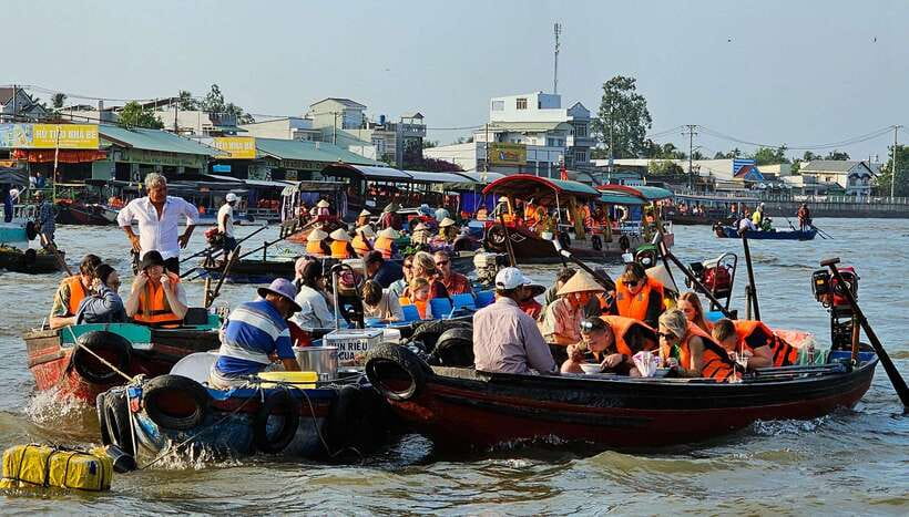 4 Day's Mekong Delta With Tra Su Forest Exit Phnom Penh - Day One: Vinh Trang Pagoda and Ben Tre’s Coconut Canals