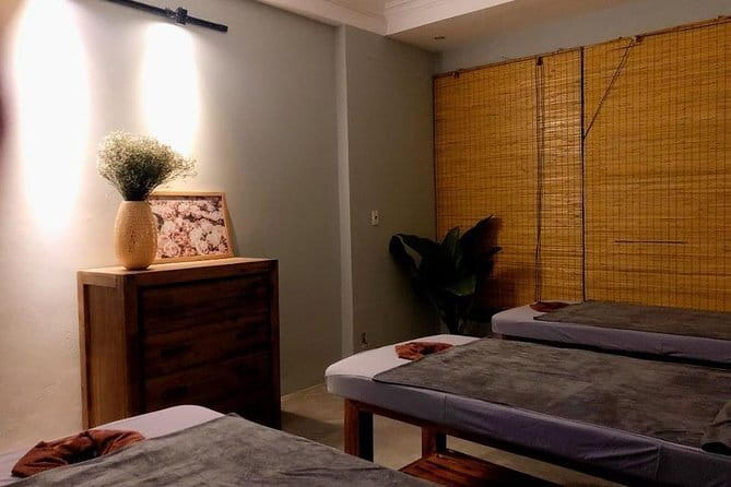 60 minutes Body Massage with Ginger Oil - A small salon with a practical feel
