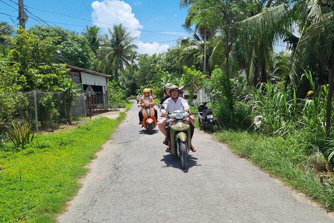 Ben Tre Mekong Zig Zag: Scooter, Sailboat, and Food (Full day) - A long Mekong lunch with hammock time