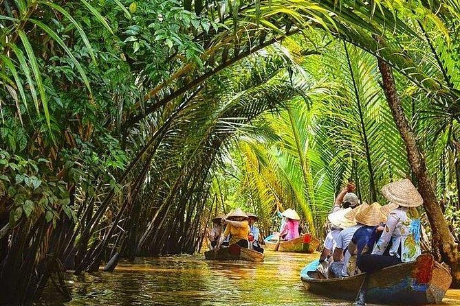 BIG BOSS private LIMOUSINE DAY TRIP TO MEKONG DElTA - The morning road to My Tho