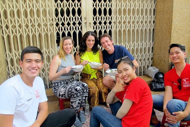 Big Eats & Small Seats - Stop one: city-famous green papaya salad