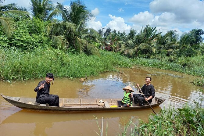 Cu chi Tunnel & Mekong Delta Full Day BBQ Lunch Lux Group 10 pax - A rowing boat through the smaller canals