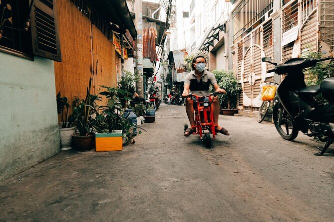 Early Riser Walk: Grandma Noodles, Cafe, Exotic Fruits & History - The old apartments on Nguyen Thien Thuat