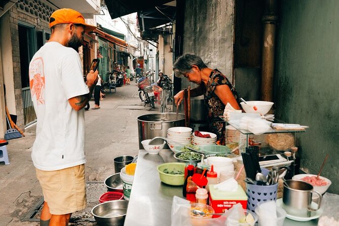 Early Riser Walk: Grandma Noodles, Cafe, Exotic Fruits & History - Tàu hũ with hot ginger syrup