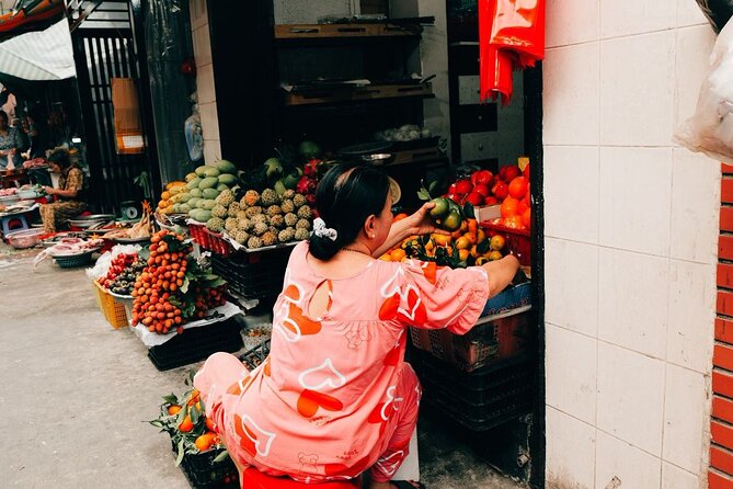 Early Riser Walk: Grandma Noodles, Cafe, Exotic Fruits & History - Breakfast in a grandmother’s living room