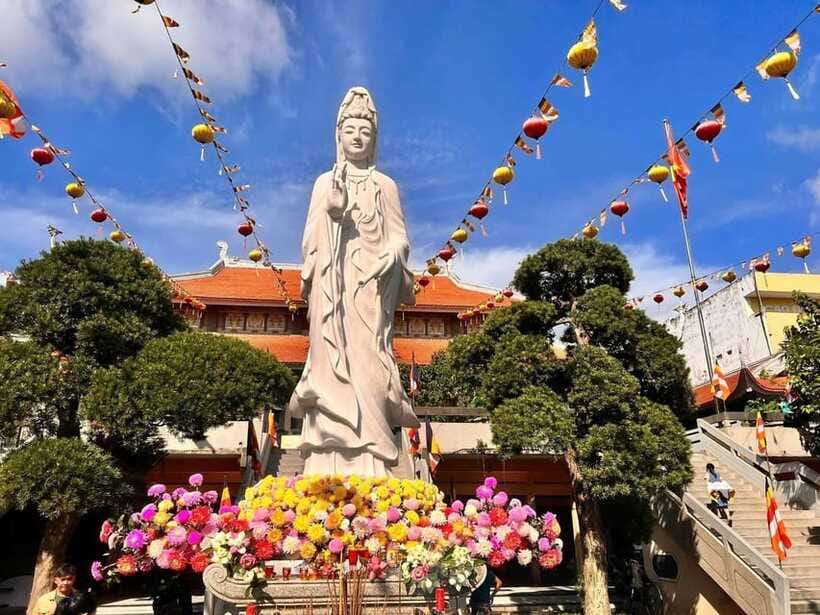 Free E-Sim Ho Chi Minh City: Pagodas and Coffee Corners Tour - Vinh Nghiem Pagoda and Buddhism in Vietnam