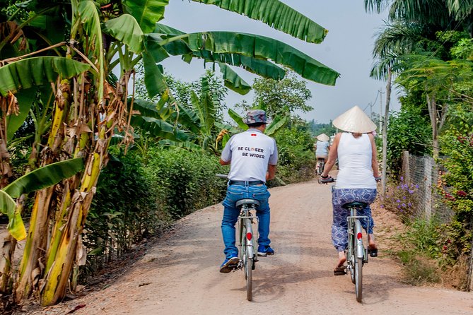 Half-Day Mekong Delta by Speedboat and Leisure Biking - The market and the narrow canal