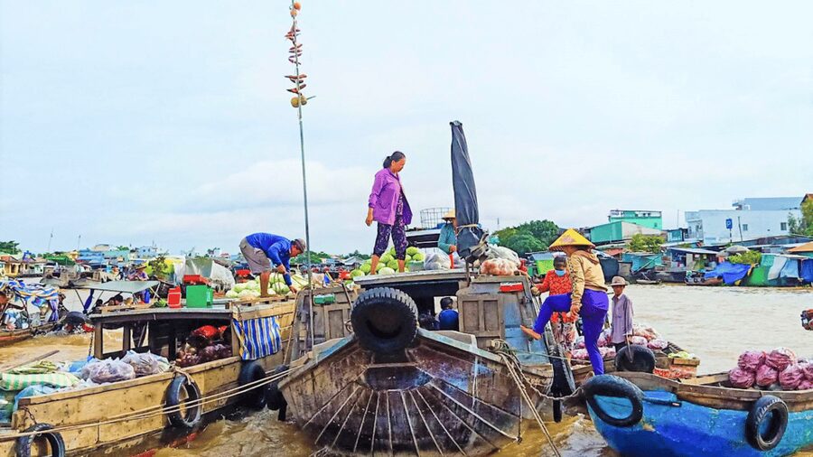 Ho Chi Minh: 1 Day Can Tho Floating Market & Cu Chi Tunnels - Breakfast, rice noodles, and pineapple on the river