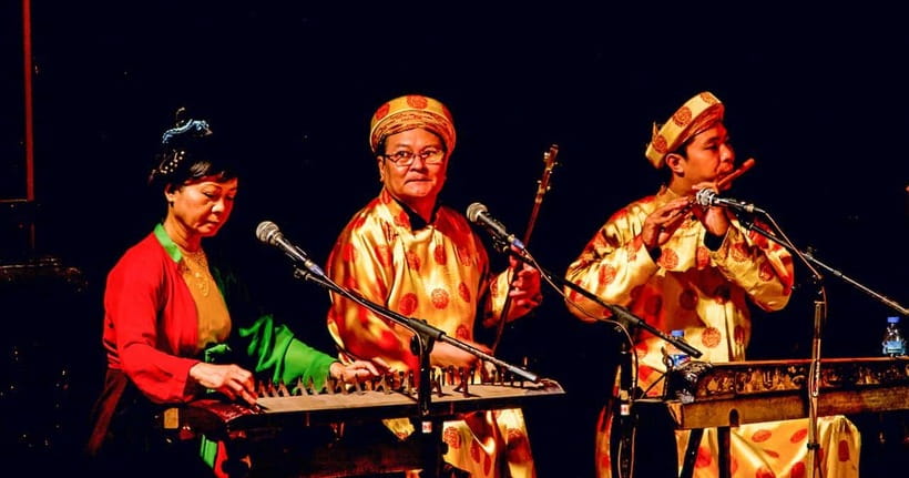 Ho Chi Minh: Authentic Vietnamese Dinner & Water Puppet Show - What the English-speaking guide adds