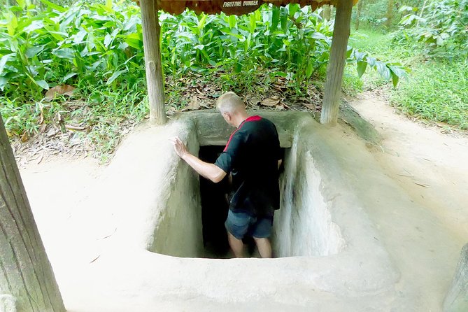 Ho Chi Minh: Best Seller of Cu Chi Tunnel & Mekong Delta Cruise - Rowing through the shaded canals
