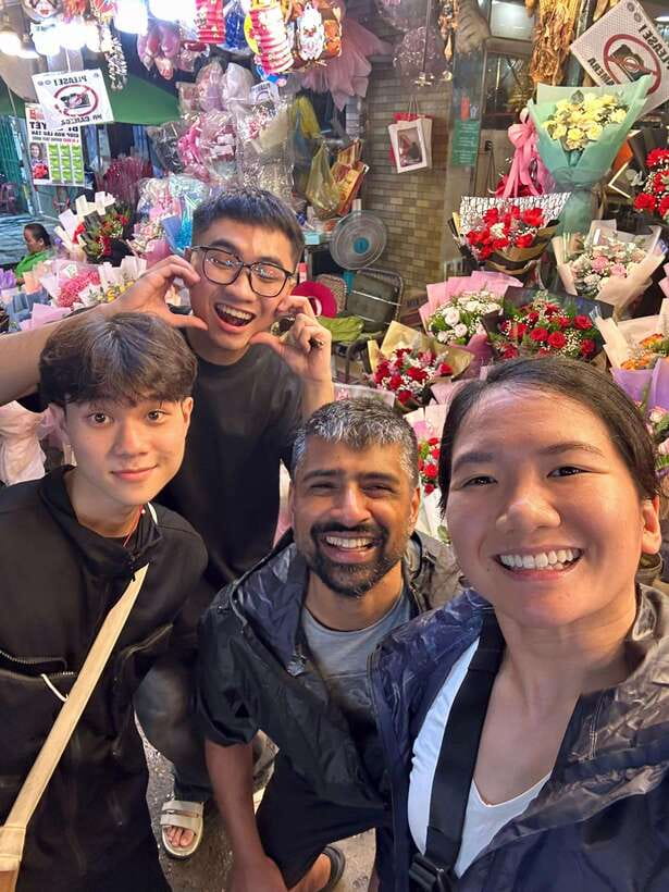 Ho Chi Minh City: Food Tastings & Sightseeings On Scooter - Guide quality and the private-group advantage