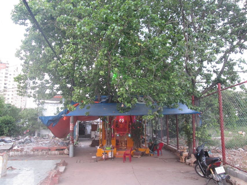 Ho Chi Minh City: Ghost, Belief & Culture Tour on Motorbike - Bánh Mì and a local drink