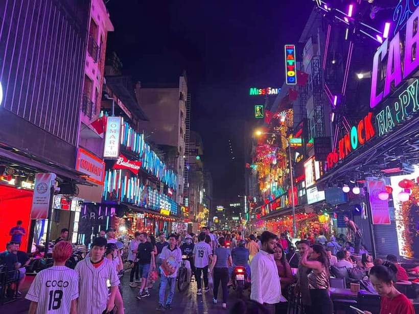 Ho Chi Minh City: Night Walking Tour with Hidden Gem Stop - An hour on Nguyễn Huệ Walking Street