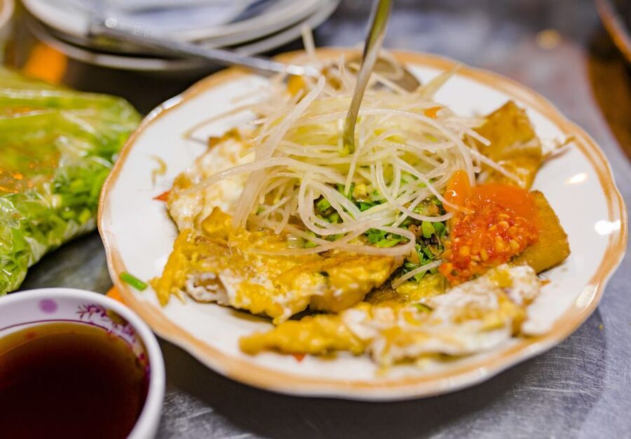Ho Chi Minh City: Private Street Food Evening Walking Tour - What the private guide adds