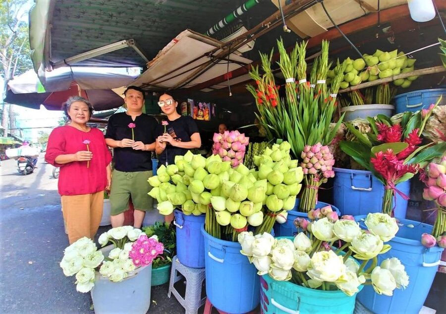 Ho Chi Minh City: Saigon Morning Markets Tour by Motorbike - Food and flower markets before the heat