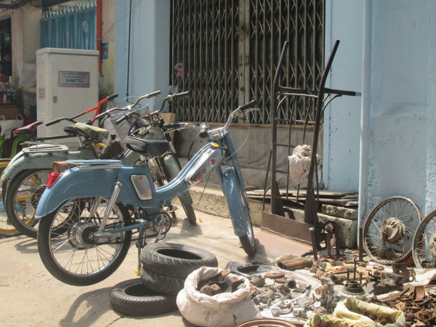 Ho Chi Minh City: Saigon Morning Markets Tour by Motorbike - Markets for medicine, lanterns, animals, and electricity