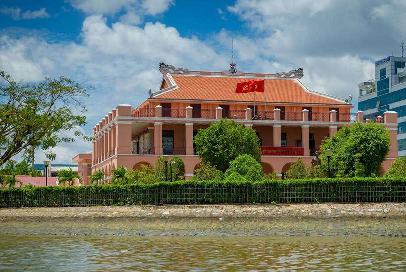 Ho Chi Minh City: Saigon River Boutique Cruise - The guide can make or break a short tour