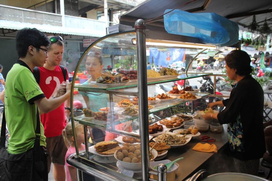 Ho Chi Minh City: Street Food Walking Tour with 12 Tastings - What the guide adds to the food