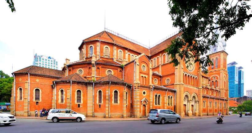 Ho Chi Minh City: Top Sightseeing Saigon Trip & History Tour - French architecture at Notre Dame Cathedral and the Old Central Post Office