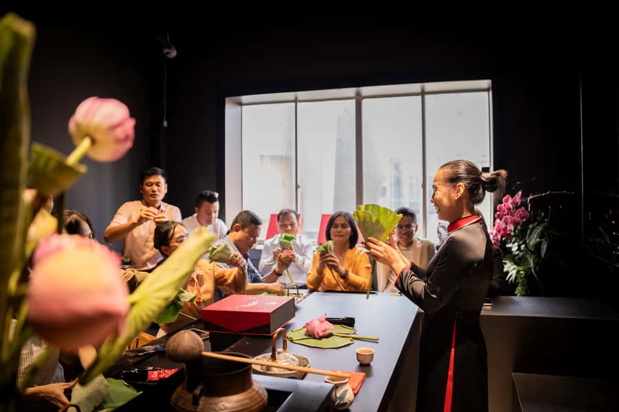 Ho Chi Minh City: Vietnamese Lotus Tea Culture Experience - Watching an artisan prepare tea in a lotus bud