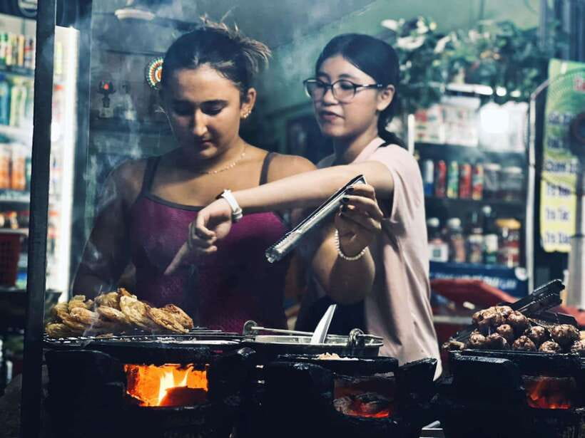 Ho Chi Minh City: Walking Food Tour with 13 Tastings - A generous evening of Saigon food