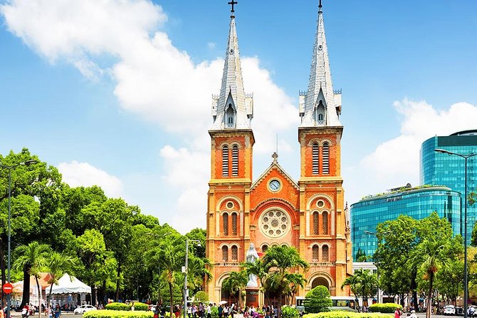 Ho Chi Minh City: War Remnants Museum & Ben Thanh Market - Independence Palace and the tank at the gates