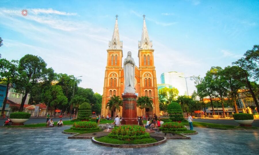 Ho Chi Minh: Historical City Scooter Tour - The flower market that never really sleeps