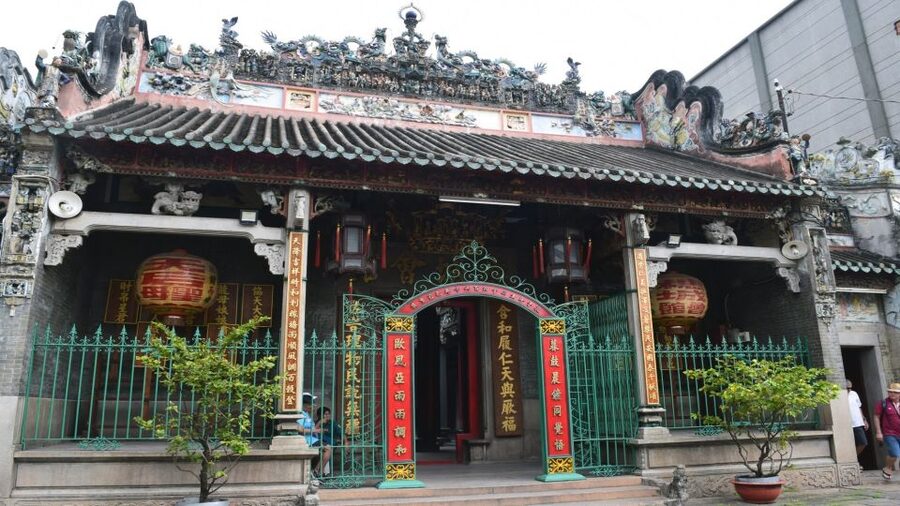 Ho Chi Minh: Historical City Scooter Tour - Cholon, the motorbike market, and Thien Hau Temple