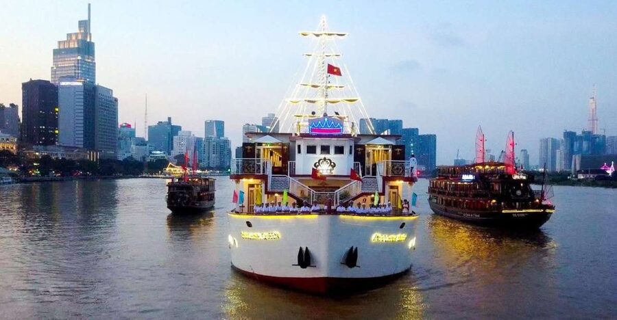 Ho Chi Minh: Private City Tour and Dinner Cruise with Buffet - A lively start in central Ho Chi Minh City