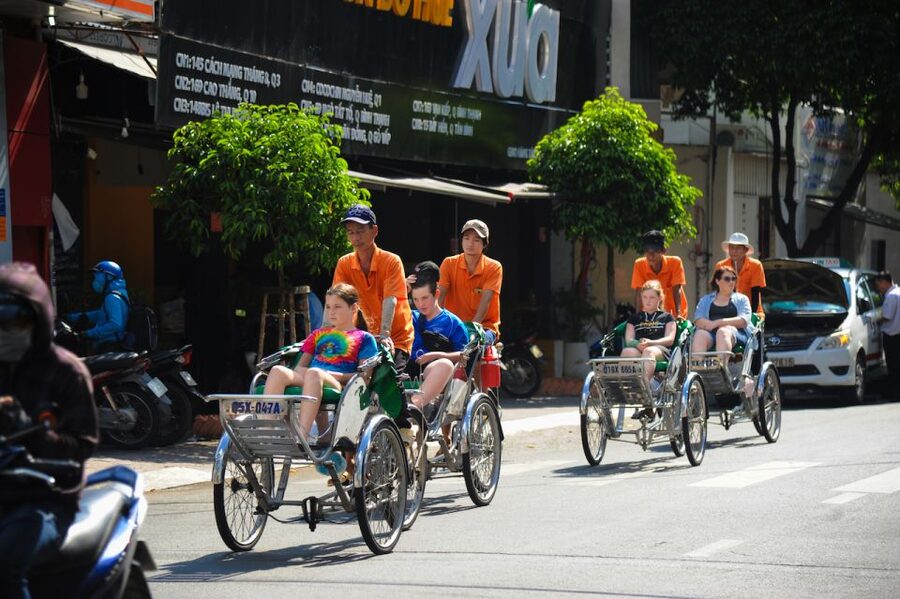 Ho Chi Minh: Private City Tour and Dinner Cruise with Buffet - Dinner, Vietnamese music, and the onboard show