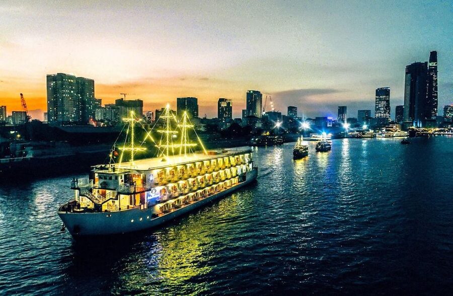 Ho Chi Minh: Private City Tour and Dinner Cruise with Buffet - Why the guides matter so much