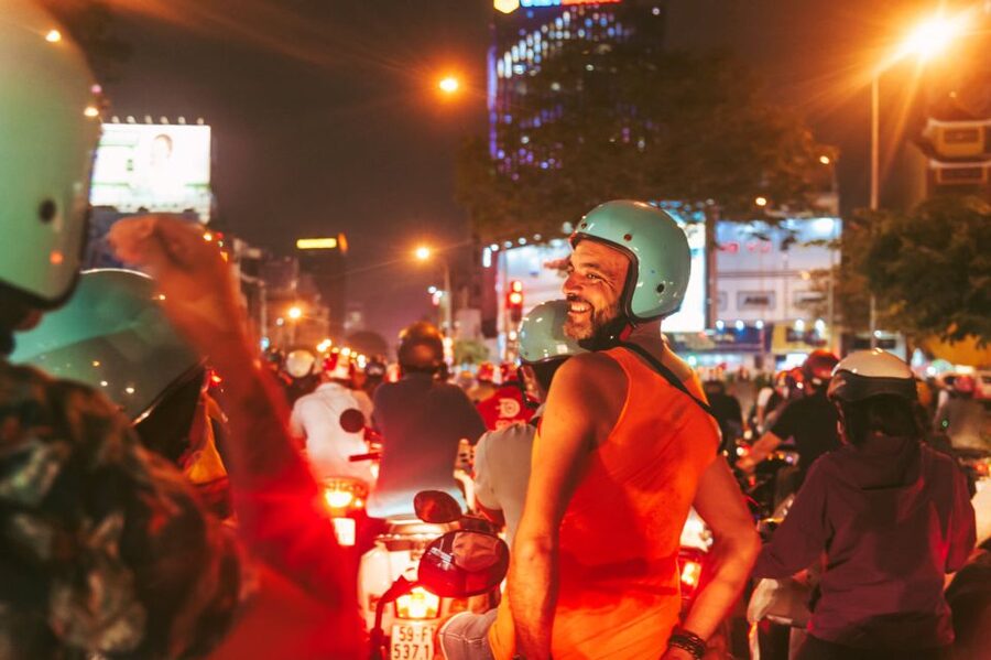 Ho Chi Minh: Private City Tour and Dinner Cruise with Buffet - Cyclo or scooter: which one should you choose?