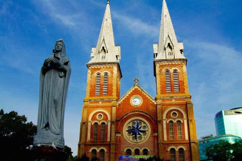 Ho Chi Minh: Private Full-Day Highlights & Bitexco Skydeck - Vietnamese lunch at a family-run restaurant