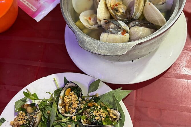 Ho Chi Minh Street Food & City Sights with Local Female Guide - Districts 1, 2, 3, 5, 10, and Bình Thạnh