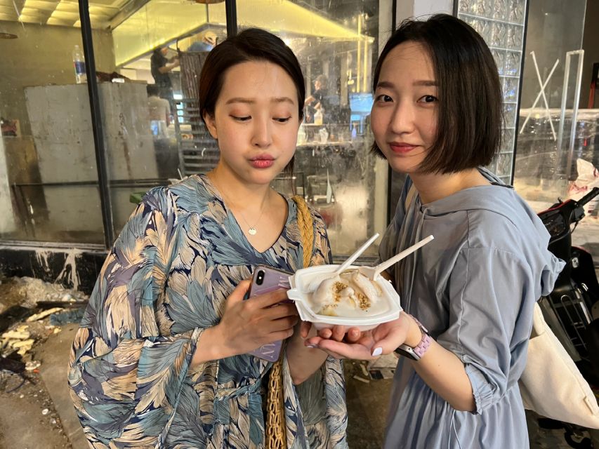 Ho Chi Minh: Street Food Experience in Saigon by Walking - Finishing with bún bò Huế and drinks