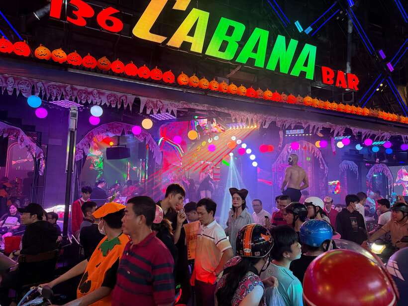 Ho Chi Minh Street Food Private Walking Tour With Good Guide - Choosing between local vendors and luxury restaurants