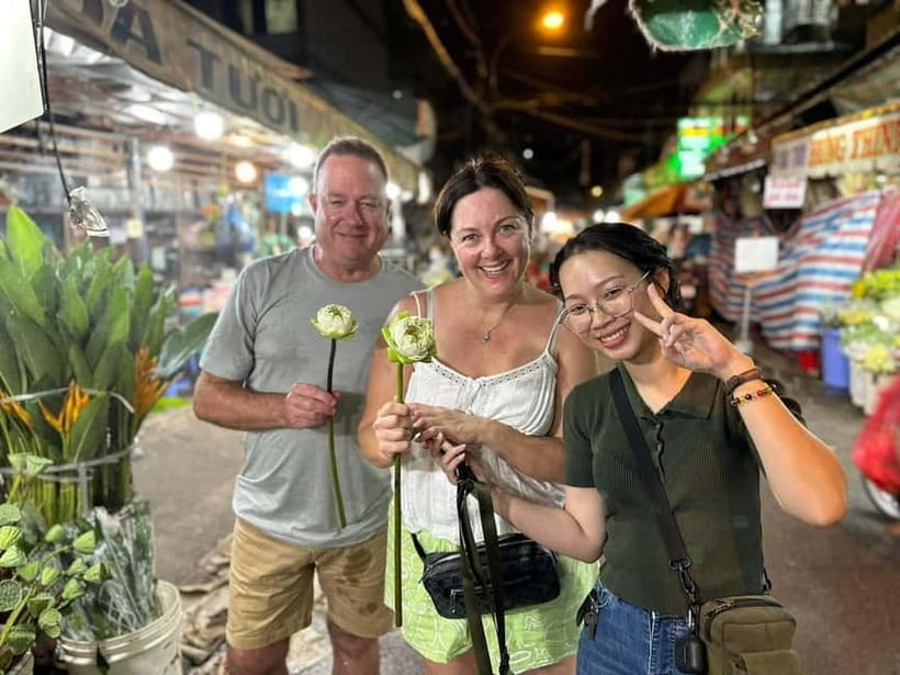 Ho Chi Minh: Street Food & Sightseeing Tour with Local Guide - Ho Thi Ky brings food and flowers together