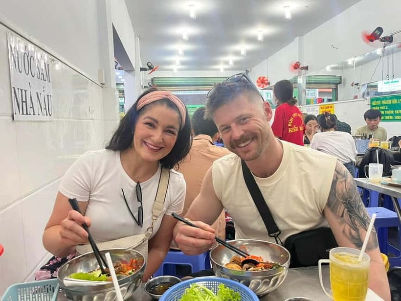 Ho Chi Minh: Street Food & Sightseeing Tour with Local Guide - Nguyen Thien Thuat Apartment Park adds local character