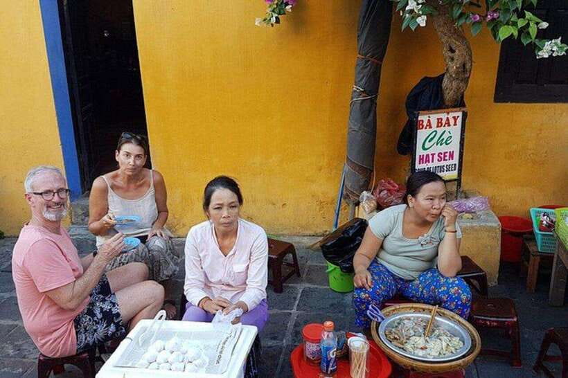 Ho Chi Minh: Tasty Vegan Food and local Beer by Motorbike - A break for Saigon beer