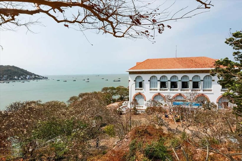 Ho Chi Minh: Vung Tau 1-Day Tour with Christ Statue & Lunch - White Palace and its French colonial past
