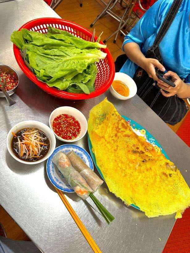 KISSTOUR | Motorbike Food Tour Female Drivers in Ho Chi Minh - Local desserts and Saigon beer after the savory food