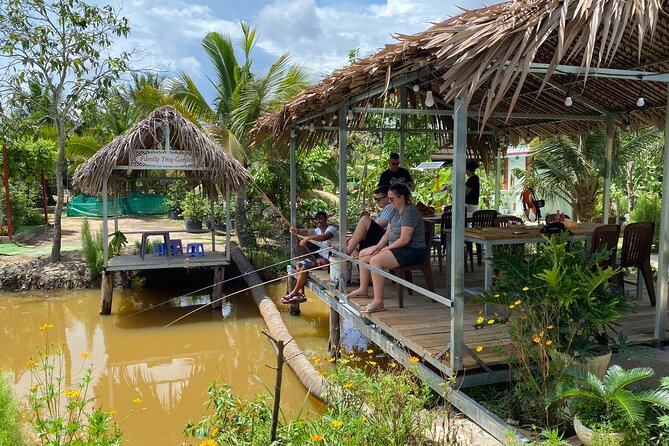 Mekong Delta Homestay Explore Nature 2-Day Family Tiny Garden - Kayaking through the waterways