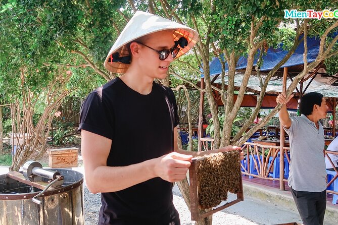 Mekong Delta Tour Daily - Fruit gardens and Vietnamese folk music