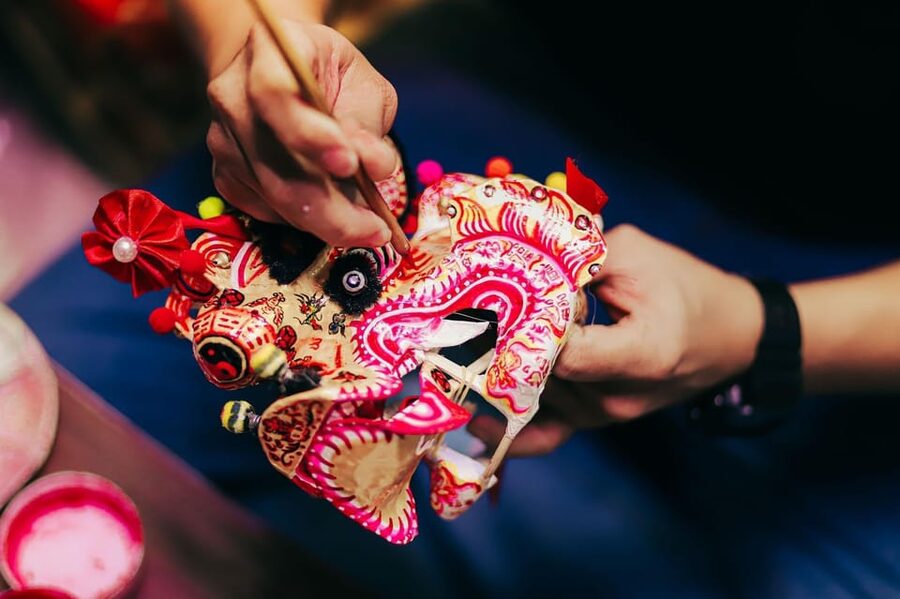 Mini Lion head decoration workshop - Working with an artisan instead of following a paint-by-number class