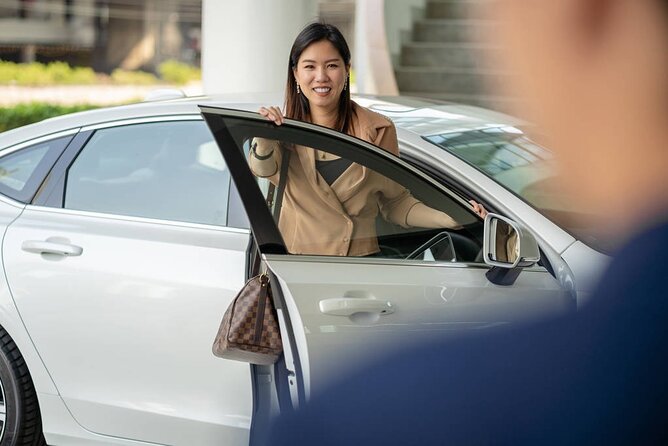 Private Departure Transfer: Ho Chi Minh City Hotels to Tan Son Nhat Airport - Communication and the hotel pickup