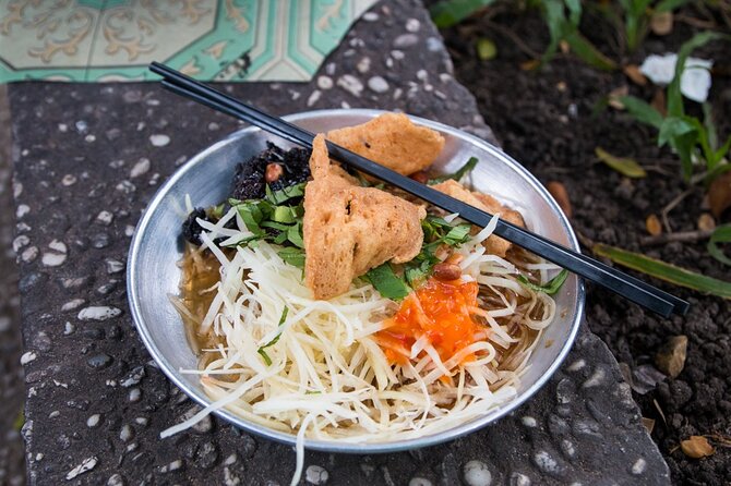 Private Street Food Tour by Motorbike in Ho Chi Minh City - Le Van Tam Park and the signature papaya salad
