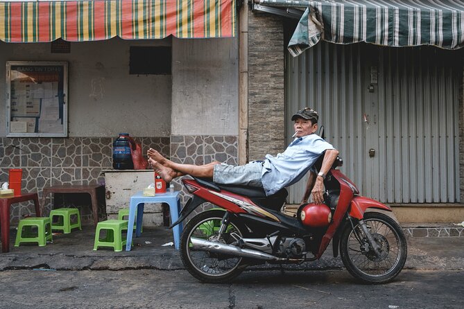 Private Sunset Photography Tour - Travel through history and time - Stop three: Cong Vien 23 Thang 9 and the underground neighborhood
