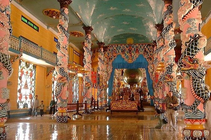 Private Tour: Cu Chi Tunnels and Cao Dai Temple - Private car, group size, and the long road