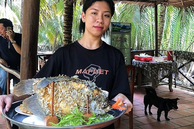 Private tour: Explore the authentic rural life in Ben Tre - Trying a handloom at the mat-weaving house
