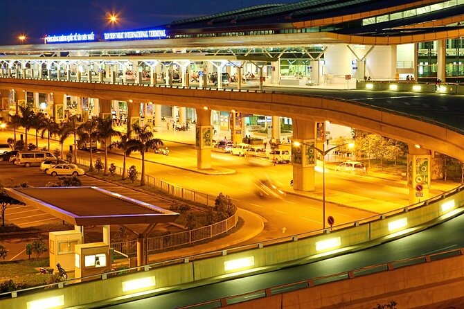 Private transfer Tan Son Nhat Airport (SGN) - Hotels In City - What the vehicle and driver service are like